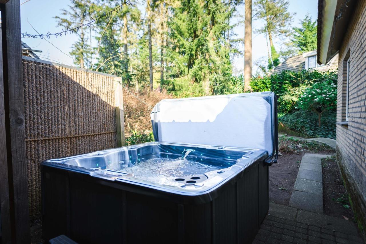 Luxe Vakantiehuis In Het Bos Met Jacuzzi En Sauna 卢特伦 外观 照片