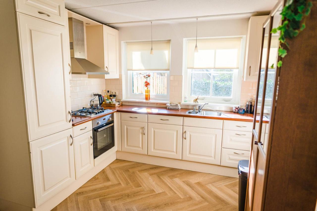 Luxe Vakantiehuis In Het Bos Met Jacuzzi En Sauna 卢特伦 外观 照片