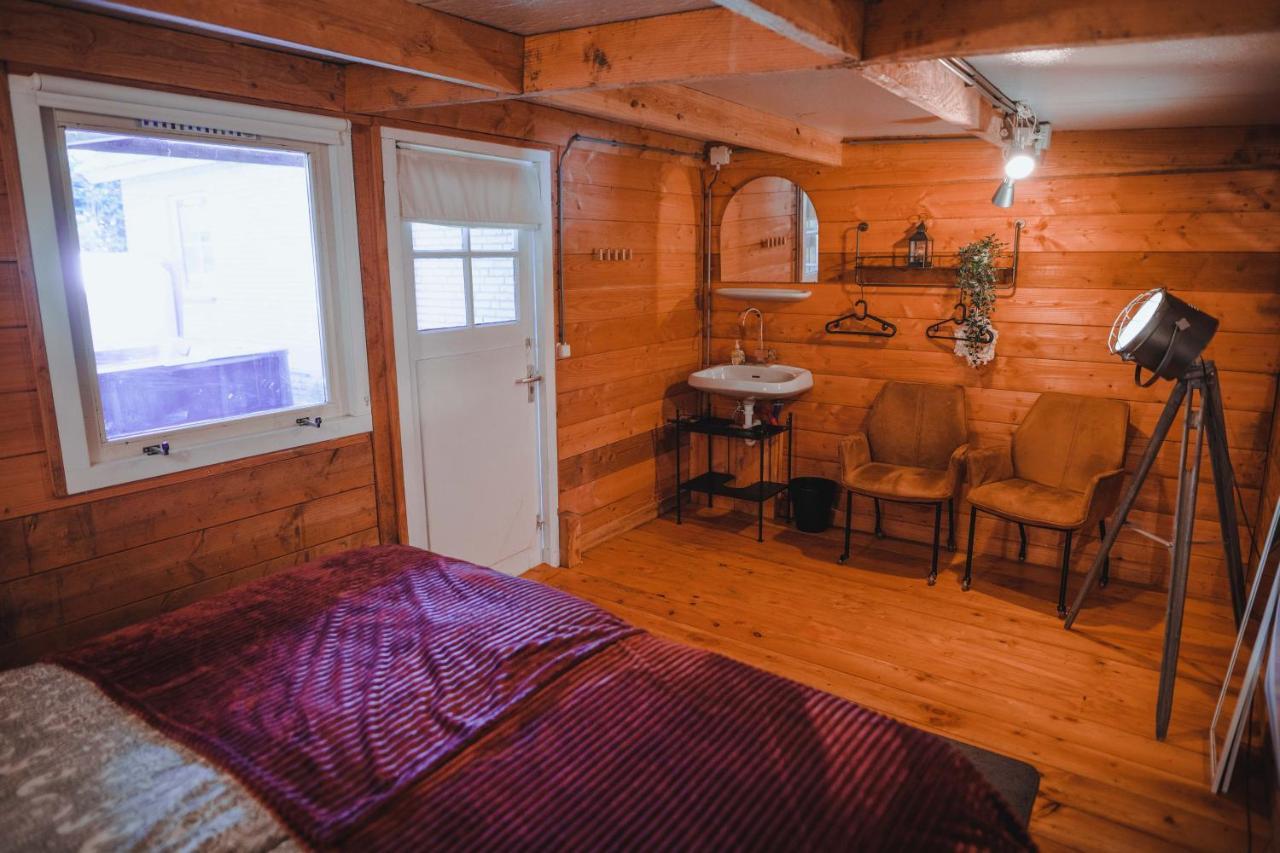 Luxe Vakantiehuis In Het Bos Met Jacuzzi En Sauna 卢特伦 外观 照片